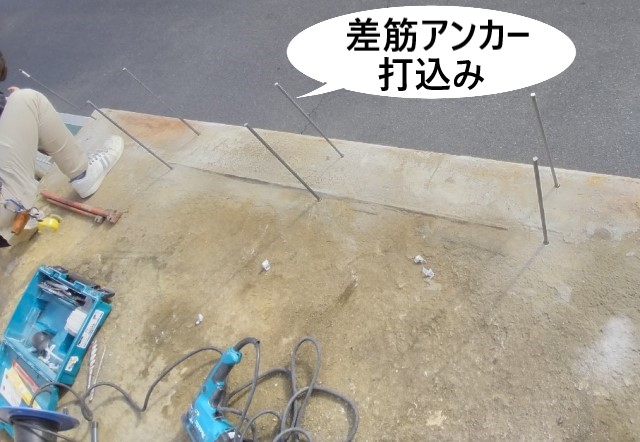 シャッターボックスの土台作り　差筋アンカーの打込み